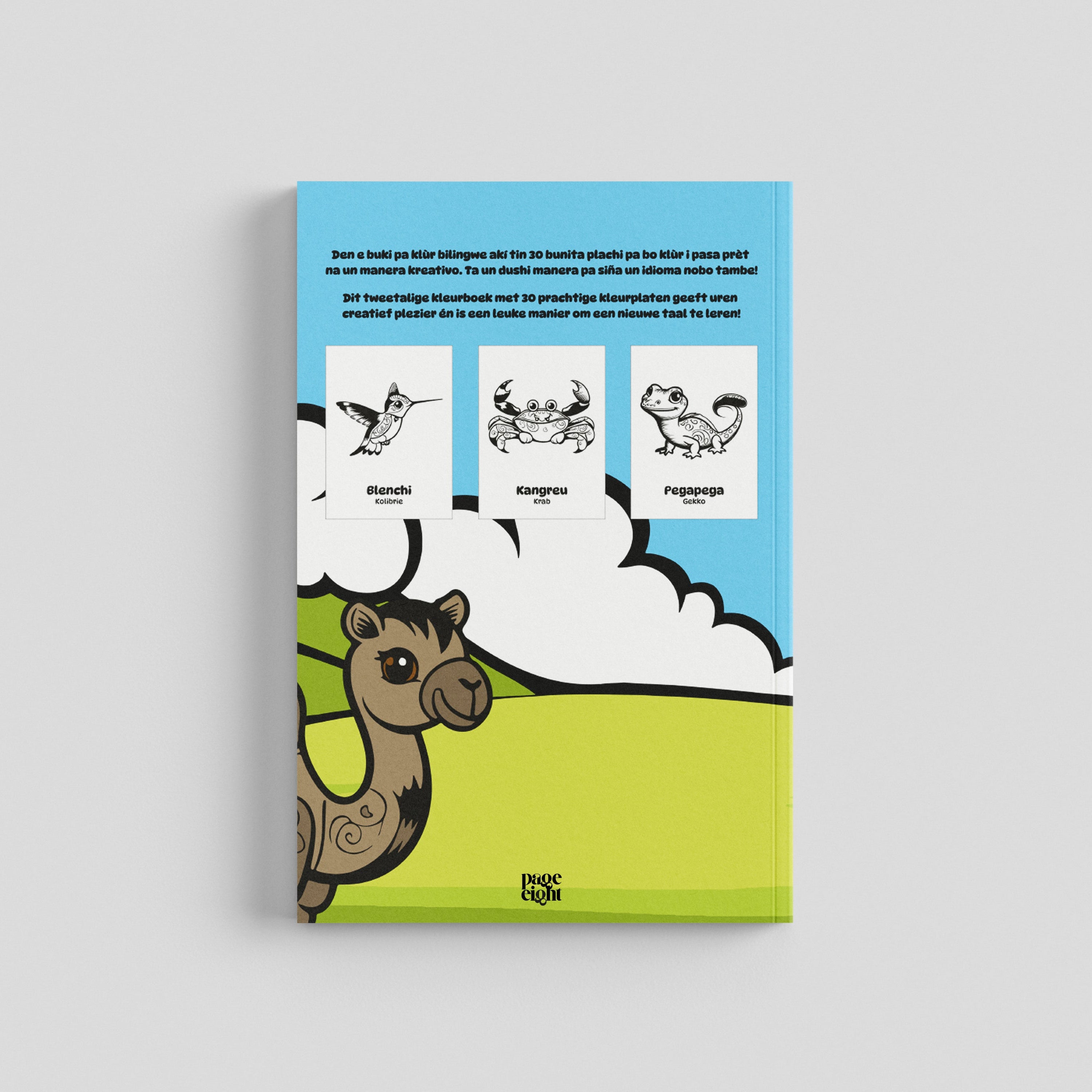 Achterkant van Dieren Kleurboek Deel 2. De flaptekst is te lezen in het Papiamentu en Nederlands. De illustratie toont een dromedaris en drie voorbeeldkleurplaten: een kolibrie (Blanchi), een krab (Kangreu) en een gekko (Pèpèpèga).