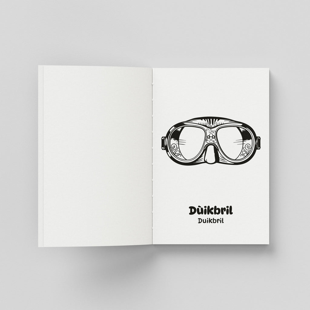 Een open binnenpagina van een kleurboek met aan de rechterzijde de lijntekening van een duikbril (Dùikbril in het Papiamentu en Duikbril in het Nederlands). De glazen en de rand van de bril zijn versierd met gekrulde patronen.