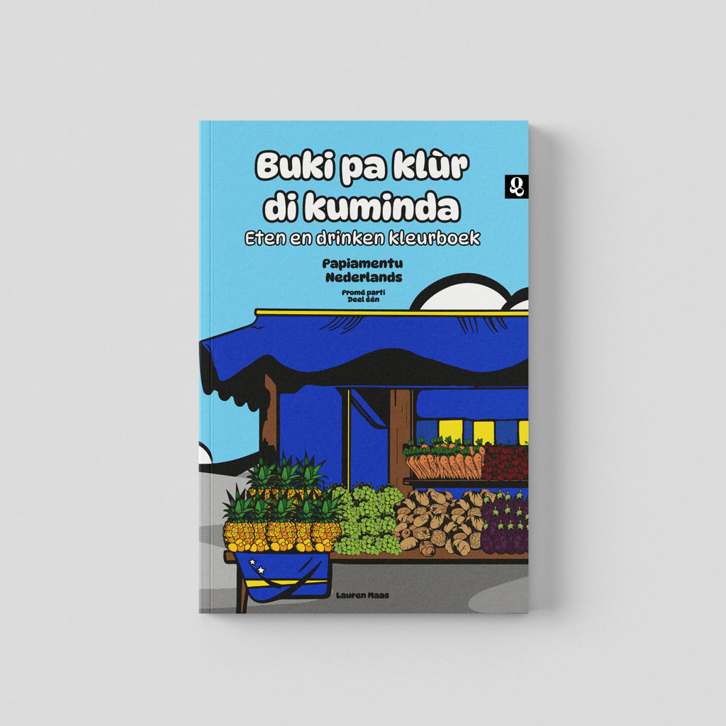 Voorkant van het tweetalige kleurboek 'Buki pa klùr di kuminda' deel 1. Een illustratie van een marktkraam gevuld met ananassen, druiven, aardappelen, aubergines, wortels en kersen.