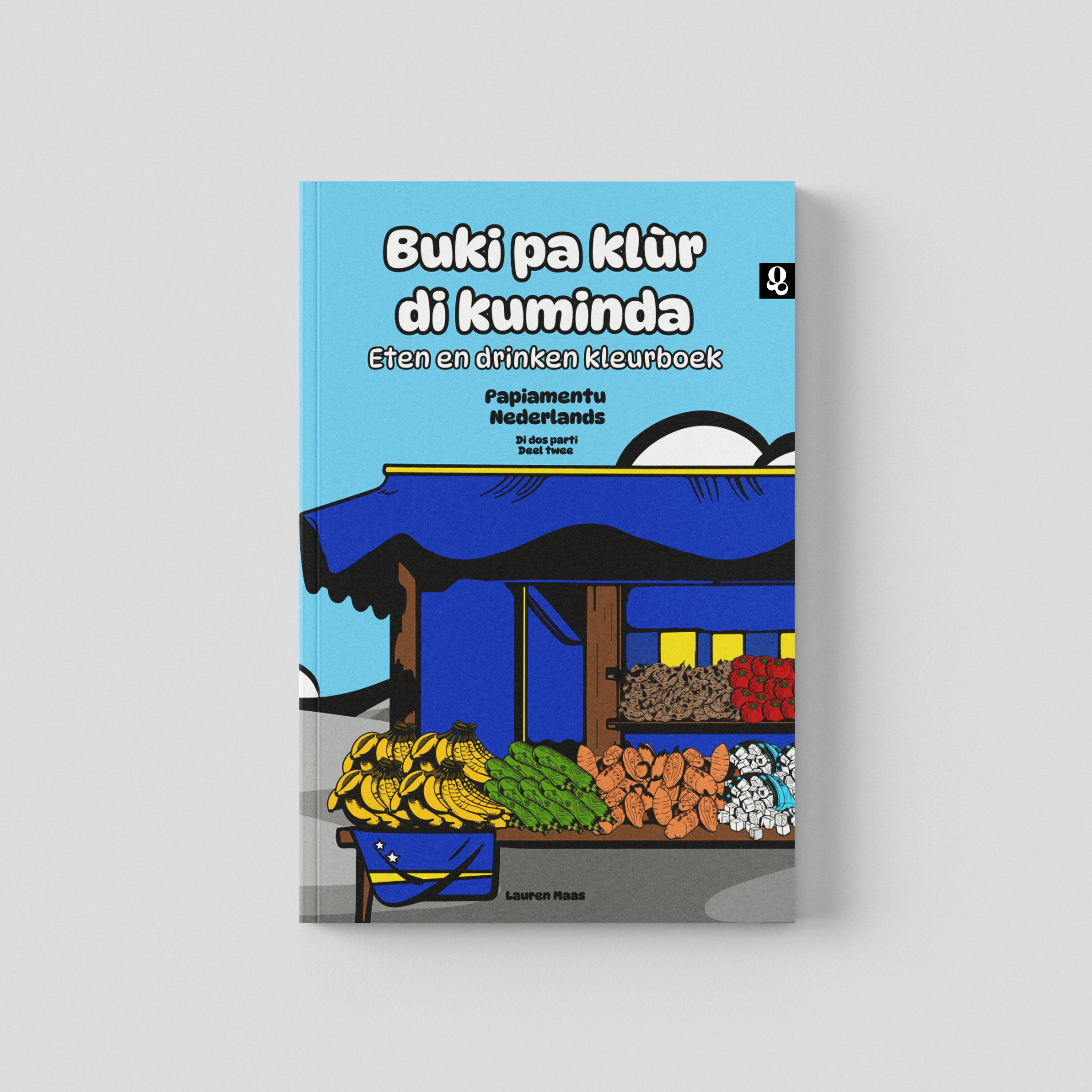 Voorkant van het tweetalige kleurboek 'Buki pa klùr di kuminda' deel 2. Een illustratie van een marktkraam gevuld met bananen, courgettes, zoete aardappelen, suiker, tamarindes en tomaten.