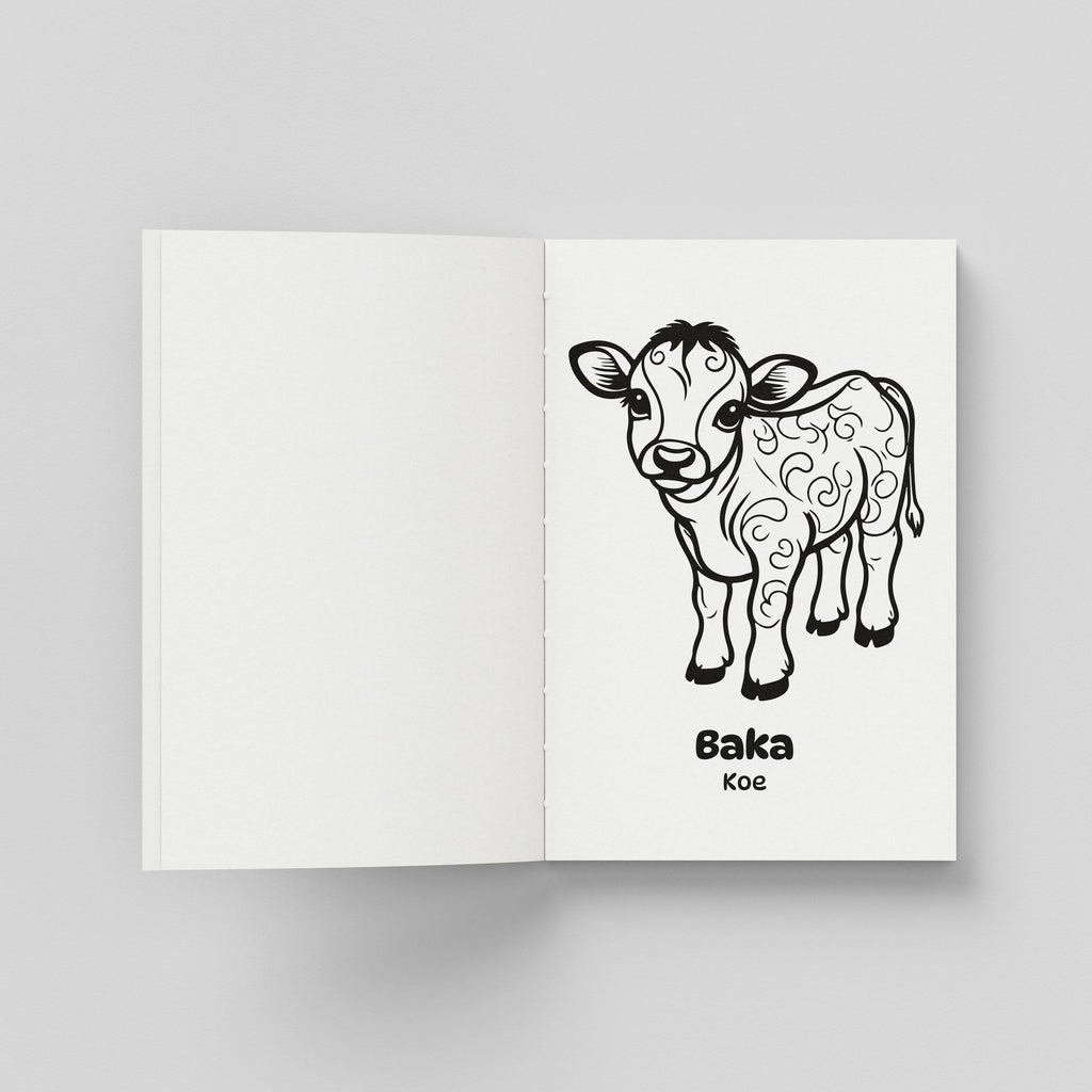 Een open binnenpagina van een kleurboek met aan de rechterzijde de lijntekening van een kalf (Baka in het Papiamentu en Koe in het Nederlands) met decoratieve krulpatronen.
