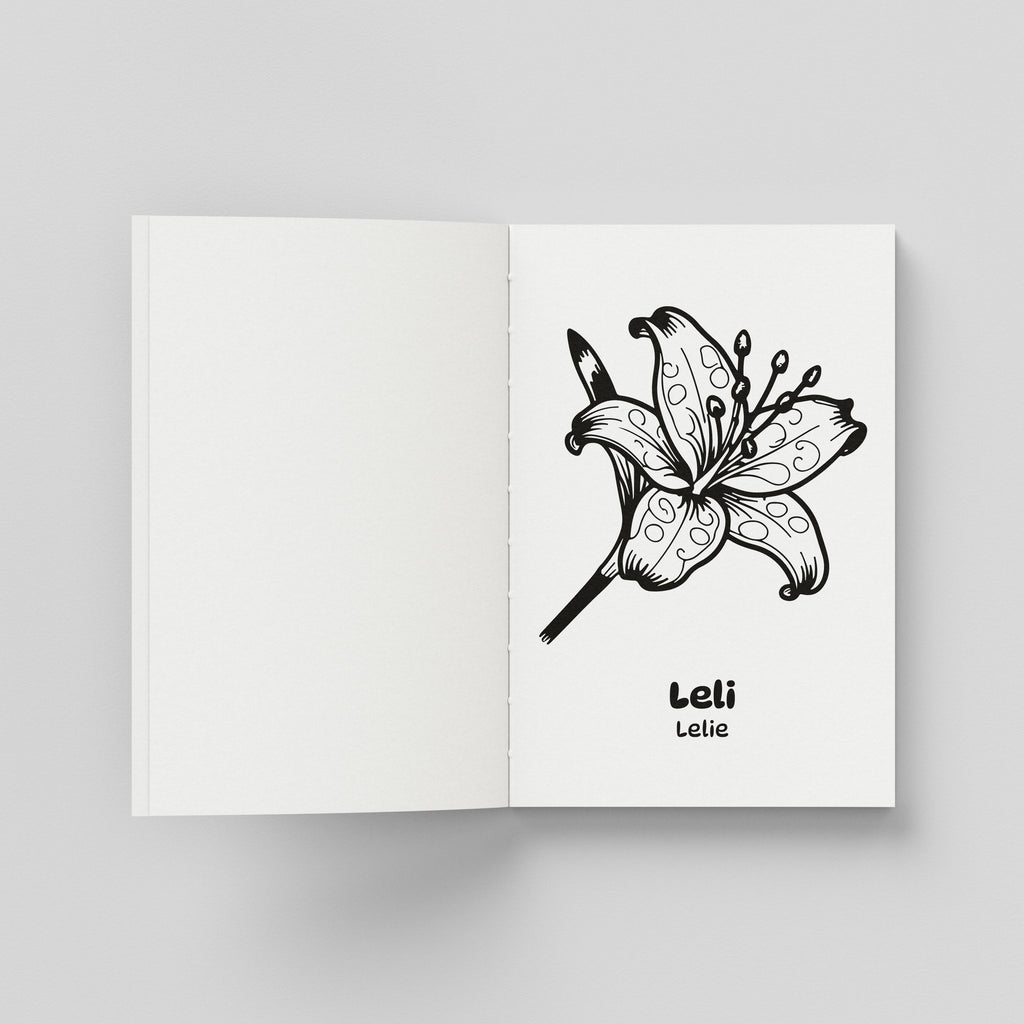 Een open binnenpagina van een kleurboek met aan de rechterzijde de lijntekening van een leliebloem (Leli in het Papiamentu en Lelie in het Nederlands). De bloemblaadjes zijn versierd met krul- en stippatronen.