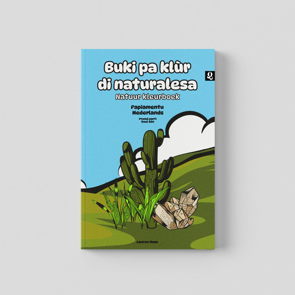 Voorkant van het tweetalige kleurboek 'Buki pa klùr di naturalesa' deel 1. Een illustratie van een cactus. gras en een edelsteen in een heuvelachtig landschap.
