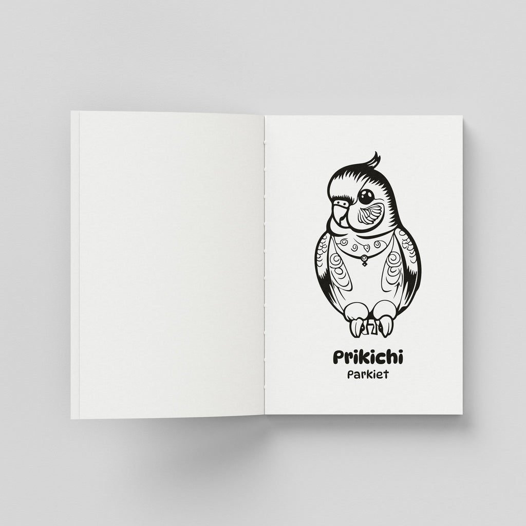 Een open binnenpagina van een kleurboek met aan de rechterzijde de lijntekening van een parkiet (Prikichi in het Papiamentu en Parkiet in het Nederlands). De vogel is gedecoreerd met sierlijke patronen.