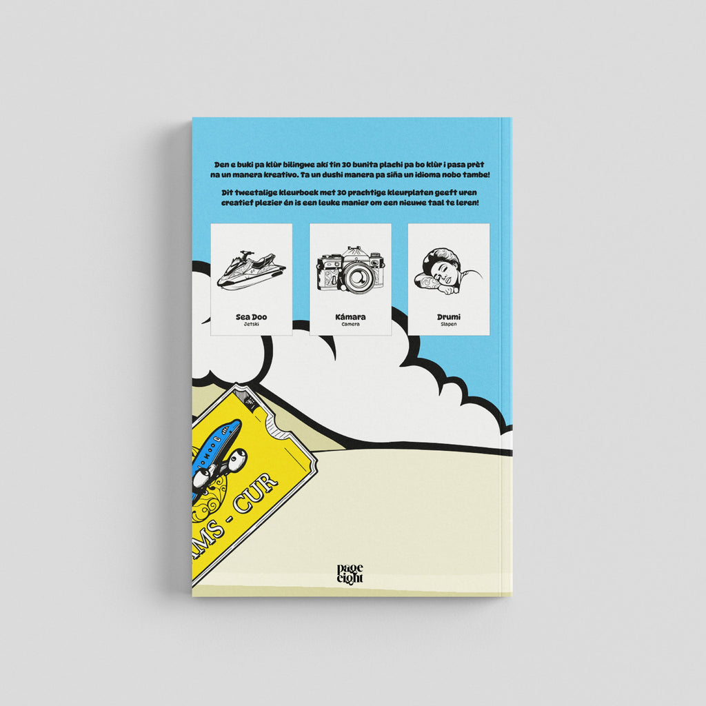 Achterkant van Vakantie Kleurboek Deel 1. De flaptekst is te lezen in het Papiamentu en Nederlands. De illustratie toont een vliegticket en drie voorbeeldkleurplaten: een jetski (Sea Doo), een fotocamera (Kámara) en een dame die ligt te slape (Drumi).