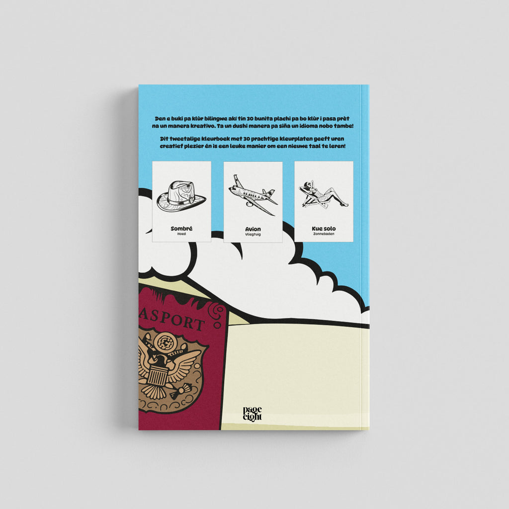 Achterkant van Vakantie Kleurboek Deel 2. De flaptekst is te lezen in het Papiamentu en Nederlands. De illustratie toont een paspoort en drie voorbeeldkleurplaten: een hoed (Sòmbrè), een vliegtuig (Avion) en een strandstoel met een dame die aan het zonnen is(Kue Solo).