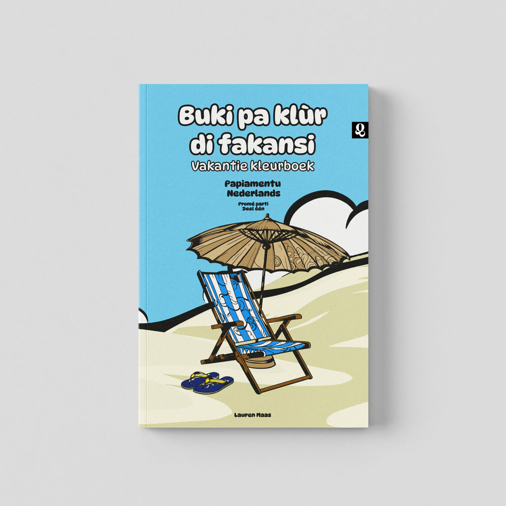 Voorkant van het tweetalige kleurboek 'Buki pa klùr di fakansi' deel 1. Een illustratie van een strandstoel, slippers en een parasol op het strand. 