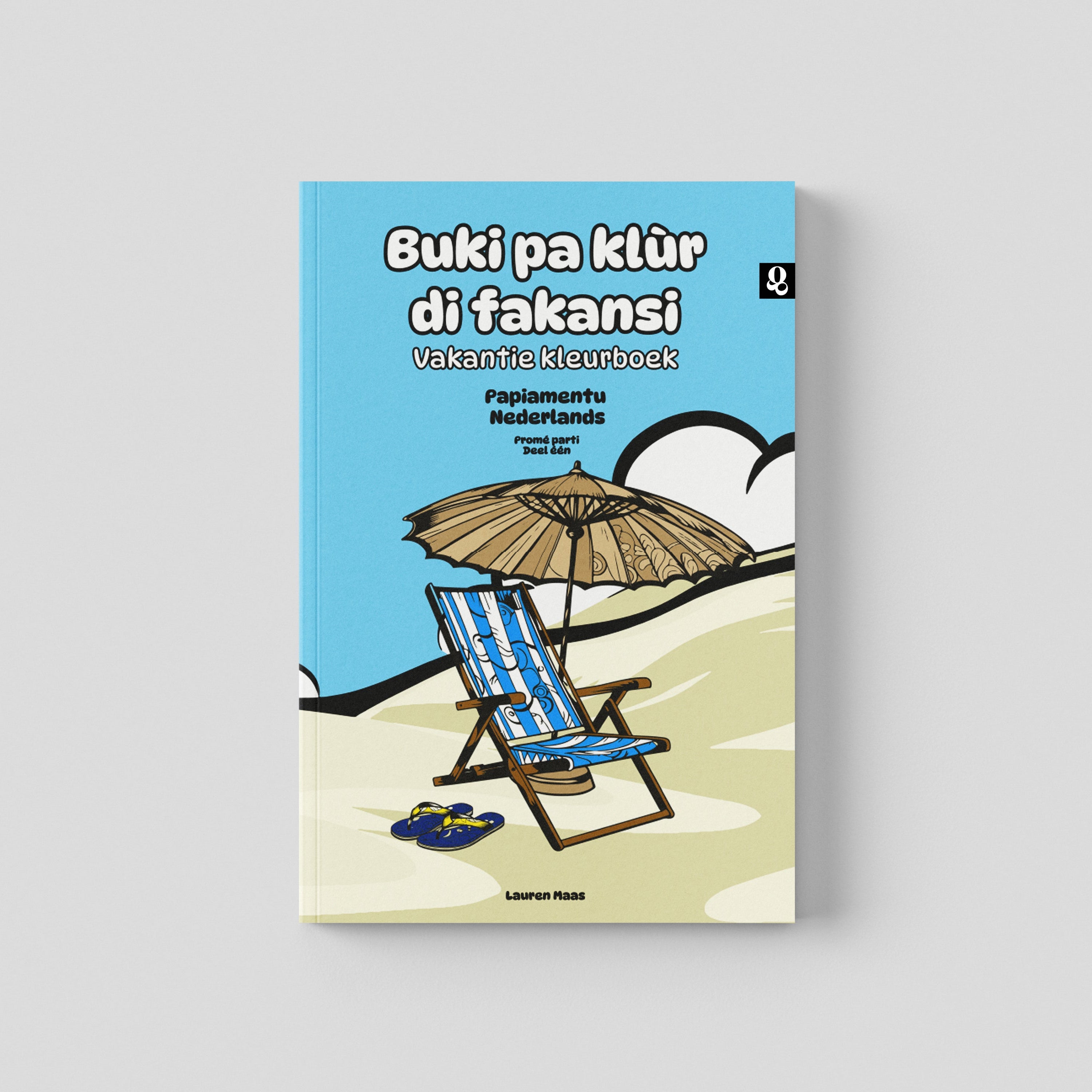 Voorkant van het tweetalige kleurboek 'Buki pa klùr di fakansi' deel 1. Een illustratie van een strandstoel, slippers en een parasol op het strand. 