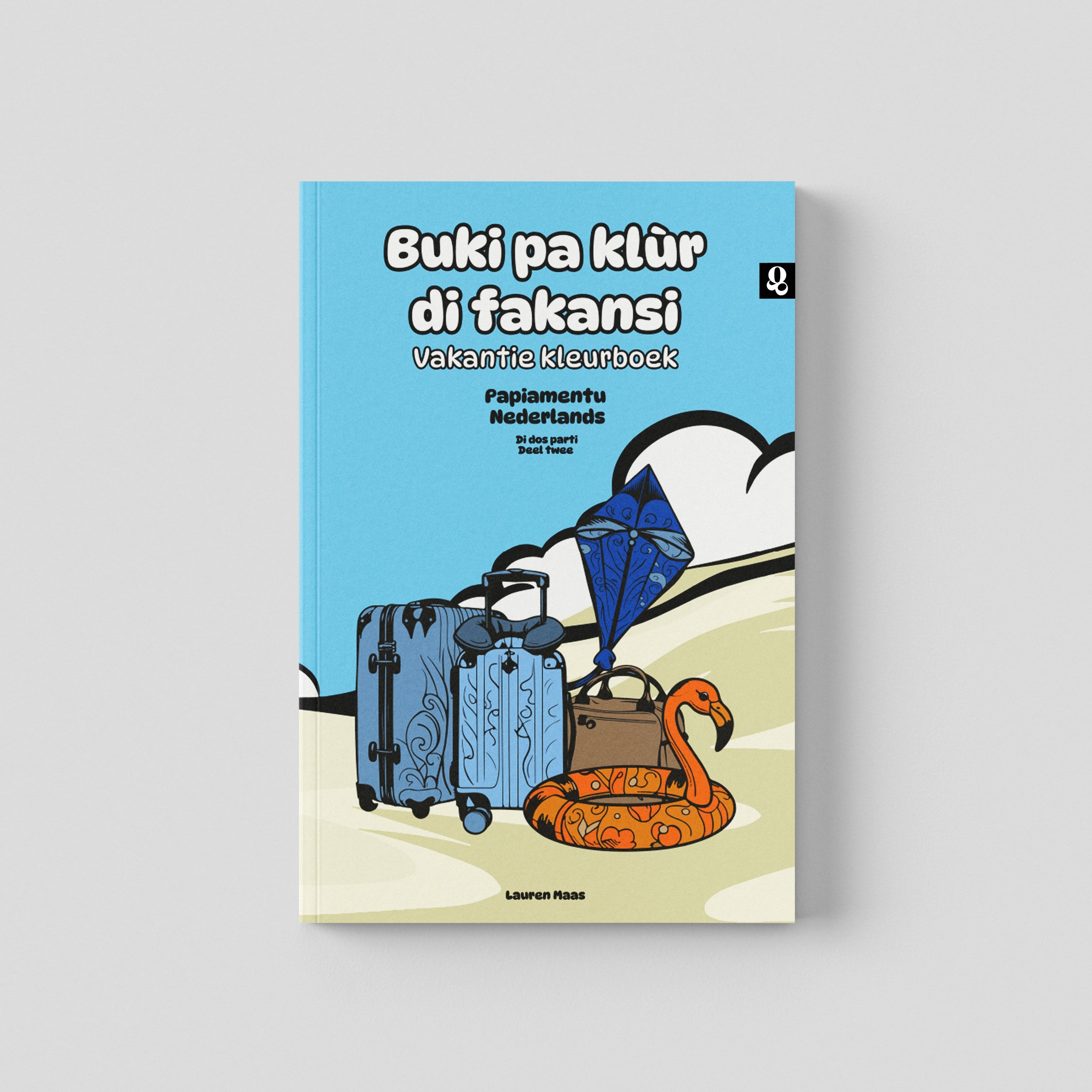 Voorkant van het tweetalige kleurboek 'Buki pa klùr di fakansi' deel 2. Een illustratie van koffers, een vlieger en een opblaasflamingo op het strand.